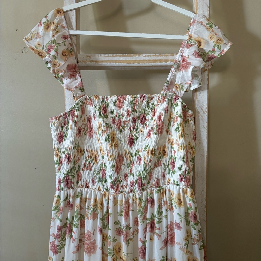 Maxi dress with a beautiful flower detail